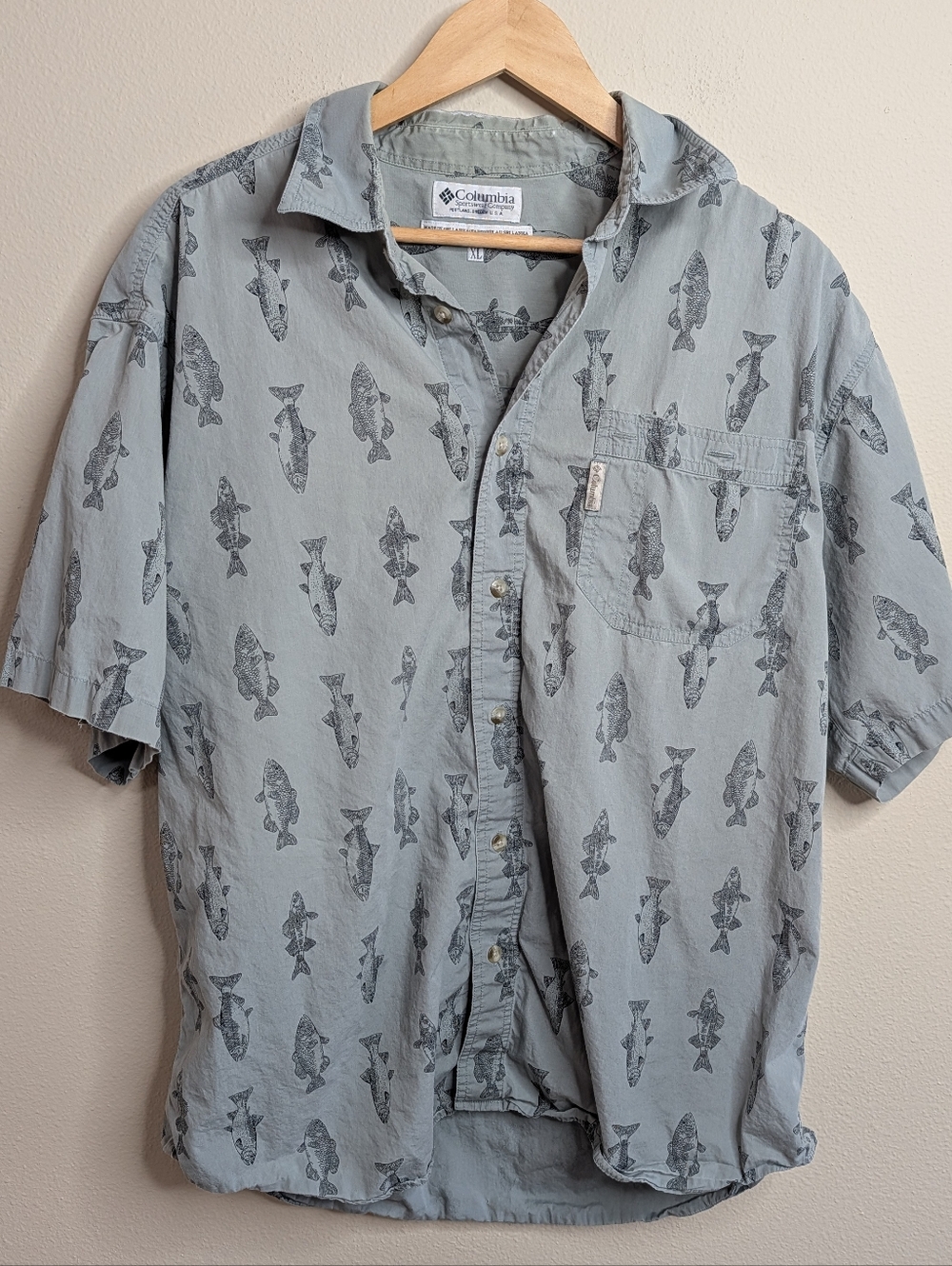 Columbia Sportswear Short‎ Sleeve Shirt XL Gray Fish Novelty Print Button Down